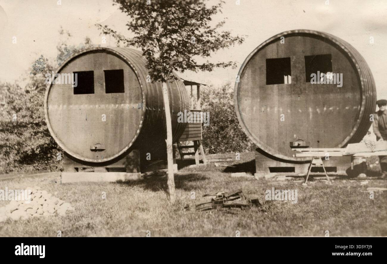 Nel 1925, negli Stati Uniti viene costruita una casa fatta di una grande botte di vino. Questo design alternativo per la casa riflette l'uso innovativo dei materiali disponibili. Foto Stock