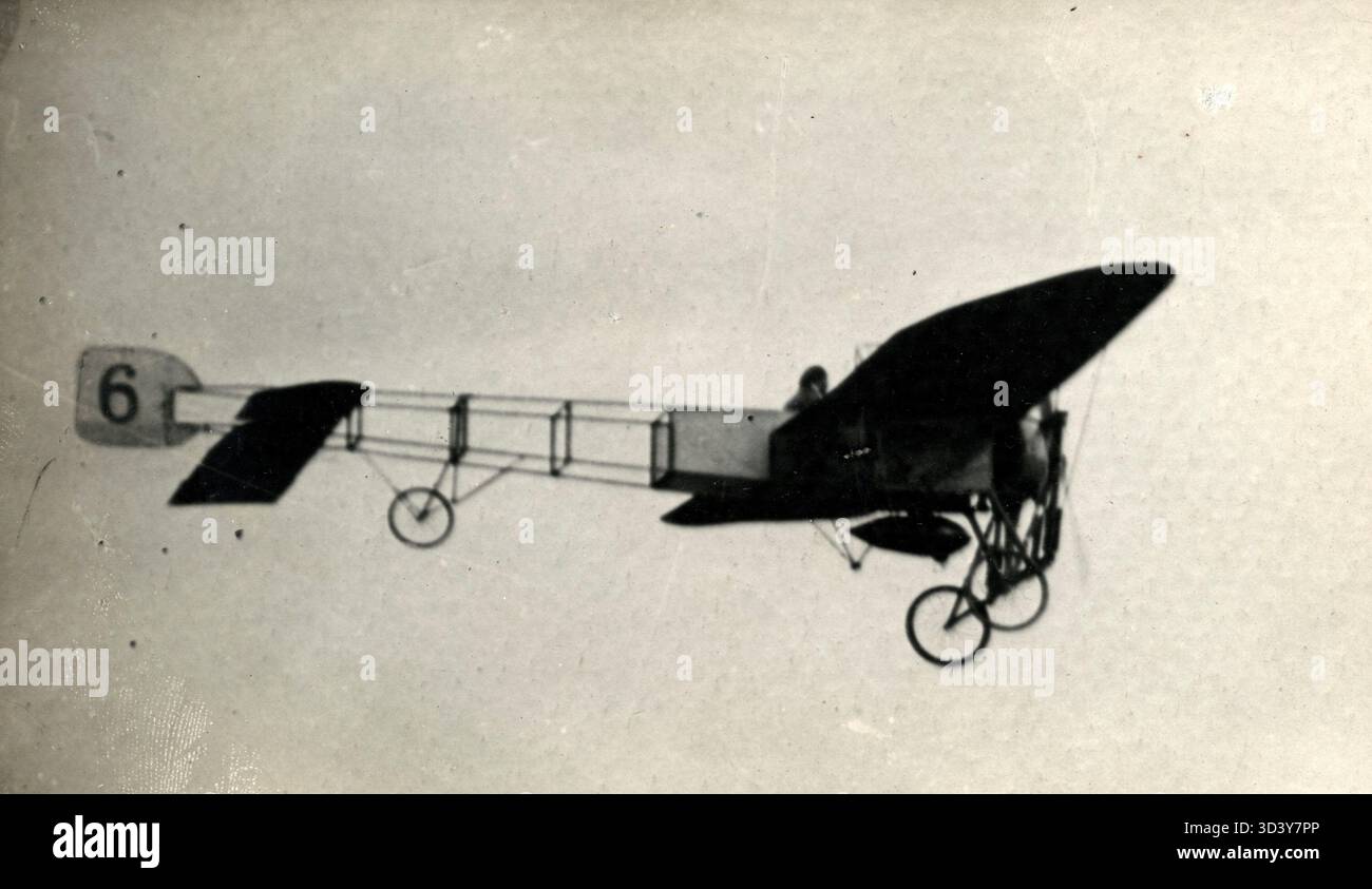 Durante la settimana dell'aviazione di Amsterdam nel 1910, Jan Olieslagers fece la storia volando sopra la città per la prima volta. Questo segna un momento significativo nell'aviazione olandese. Foto Stock