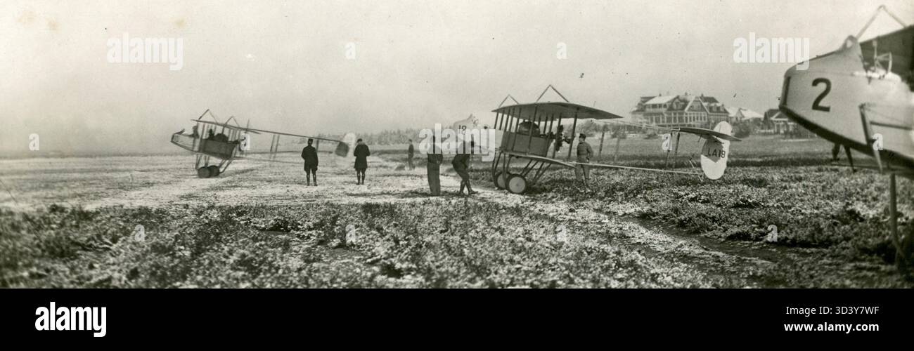 Nel 1916, diversi biplani Farman francesi sono stati visti all'aeroporto di Soesterberg, preparandosi al decollo per un volo di andata e ritorno militare come parte delle attività dell'aeronautica olandese. Foto Stock