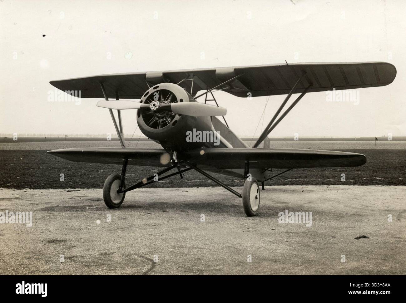 Nel 1925, Ir. Frits Koolhoven progettò il Koolhoven FK 32, un biplano alimentato da un motore Clerget da 130 cv. La foto è stata probabilmente scattata all'aeroporto di Koolhoven a Rotterdam, mostrando uno dei progetti innovativi di aerei dell'epoca. Foto Stock