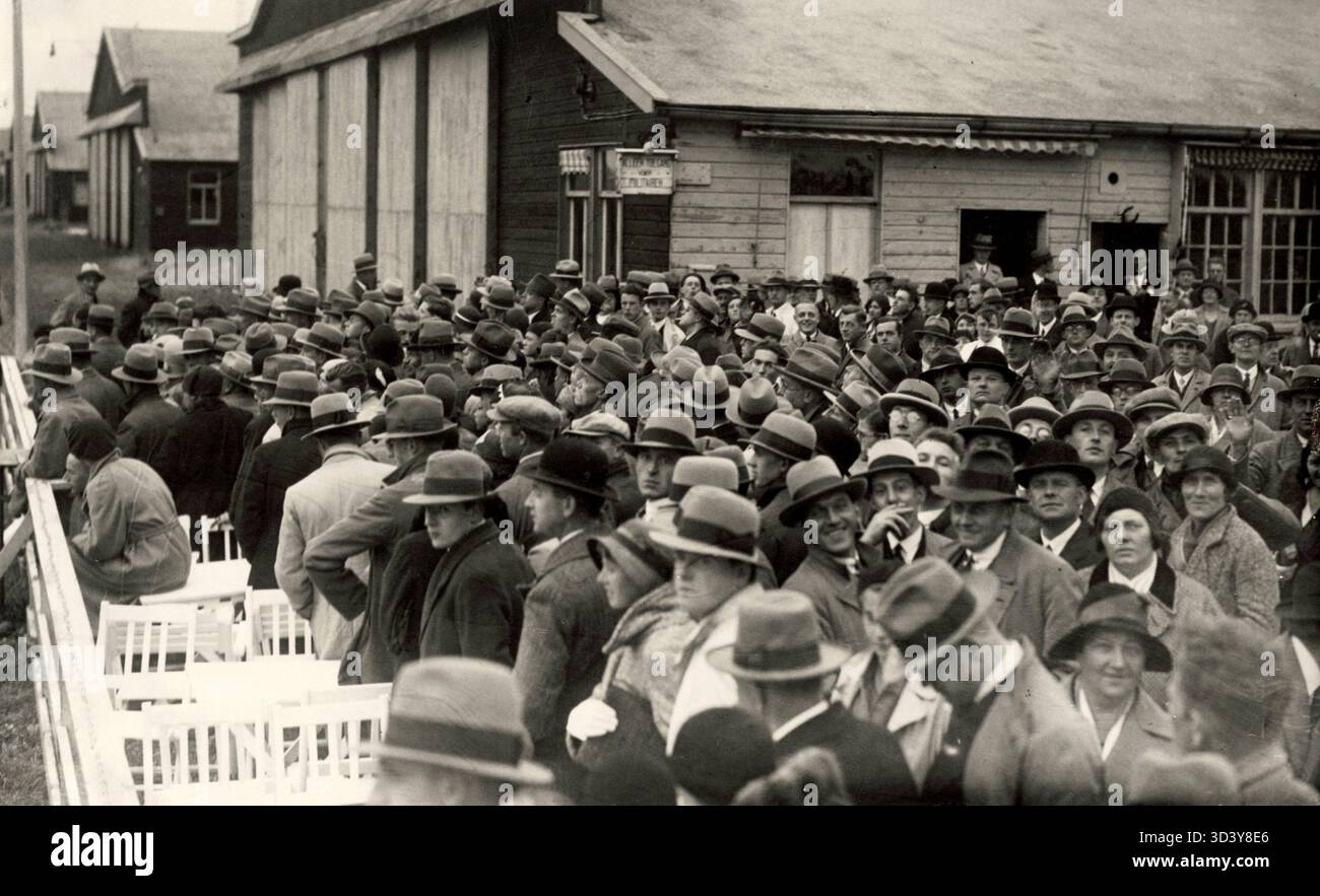 Lunghe code di persone in attesa del volo all'evento della giornata dell'aviazione di Schiphol, Paesi Bassi, organizzato dalla rivista "Het Leven" nel 1931. Foto Stock
