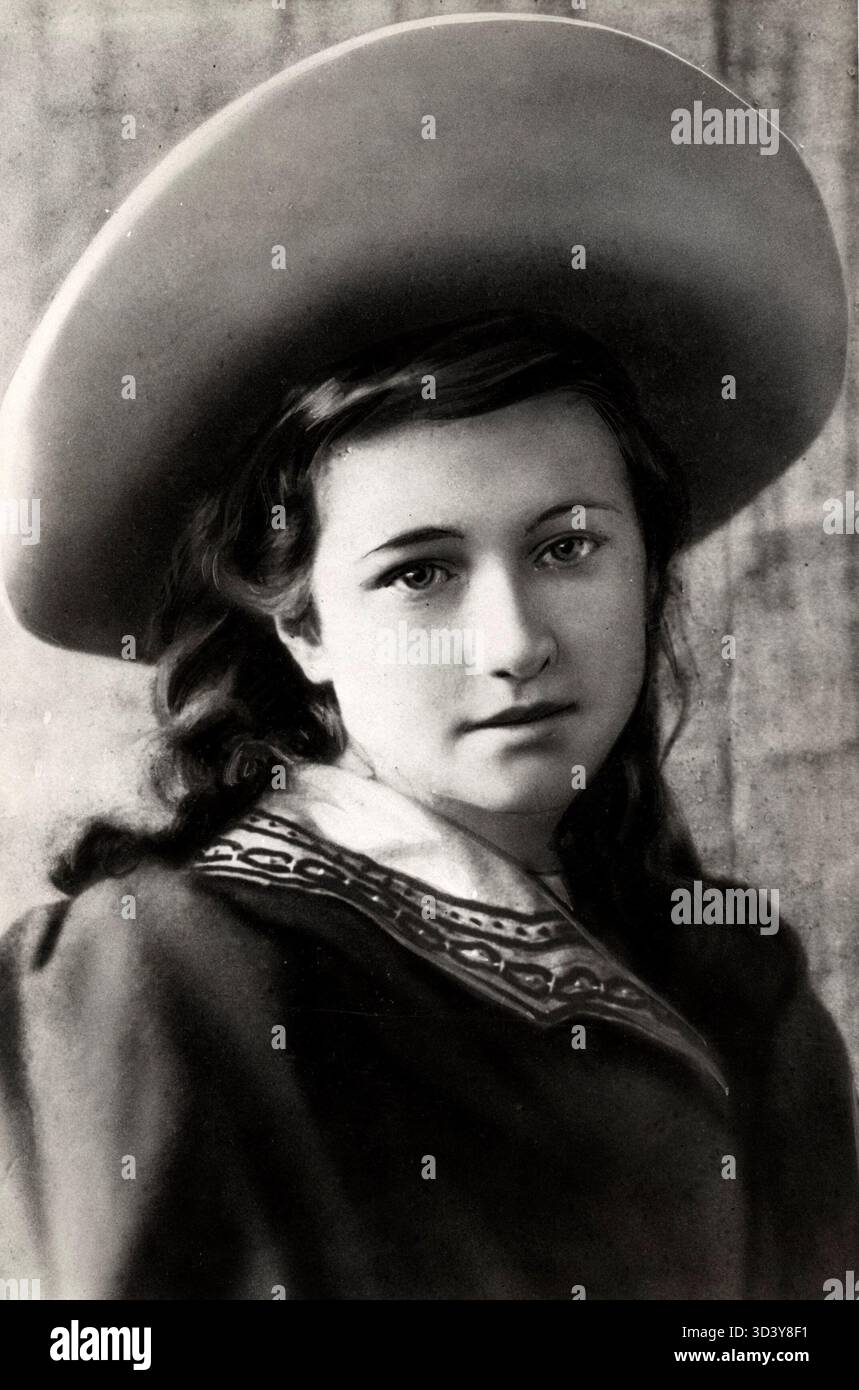 Wallis Simpson, come studentessa nei primi anni '1900, ha visto indossare capelli lunghi e un cappello. In seguito avrebbe sposato Edoardo VIII d'Inghilterra, portando alla sua abdicazione. Foto scattata intorno al 1904 negli Stati Uniti. Foto Stock