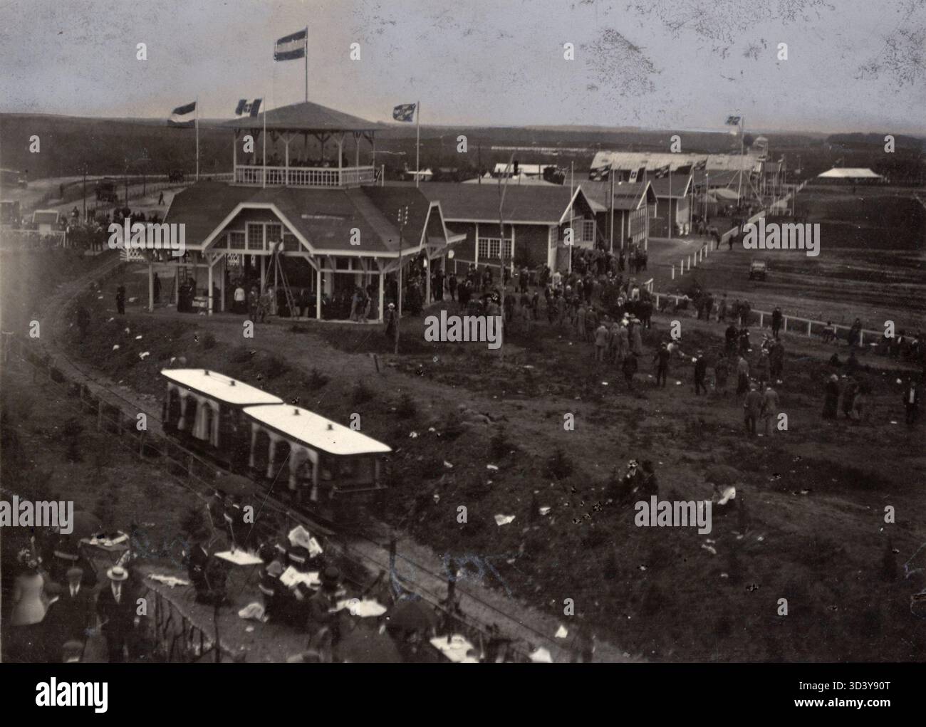Questa immagine del 1911 mostra una folla che partecipa a un evento di aviazione presso l'aeroporto di Soesterberg nei Paesi Bassi. Offre uno scorcio sulla storia dell'aviazione, con le persone che assistono alle prime esibizioni di volo. Foto Stock