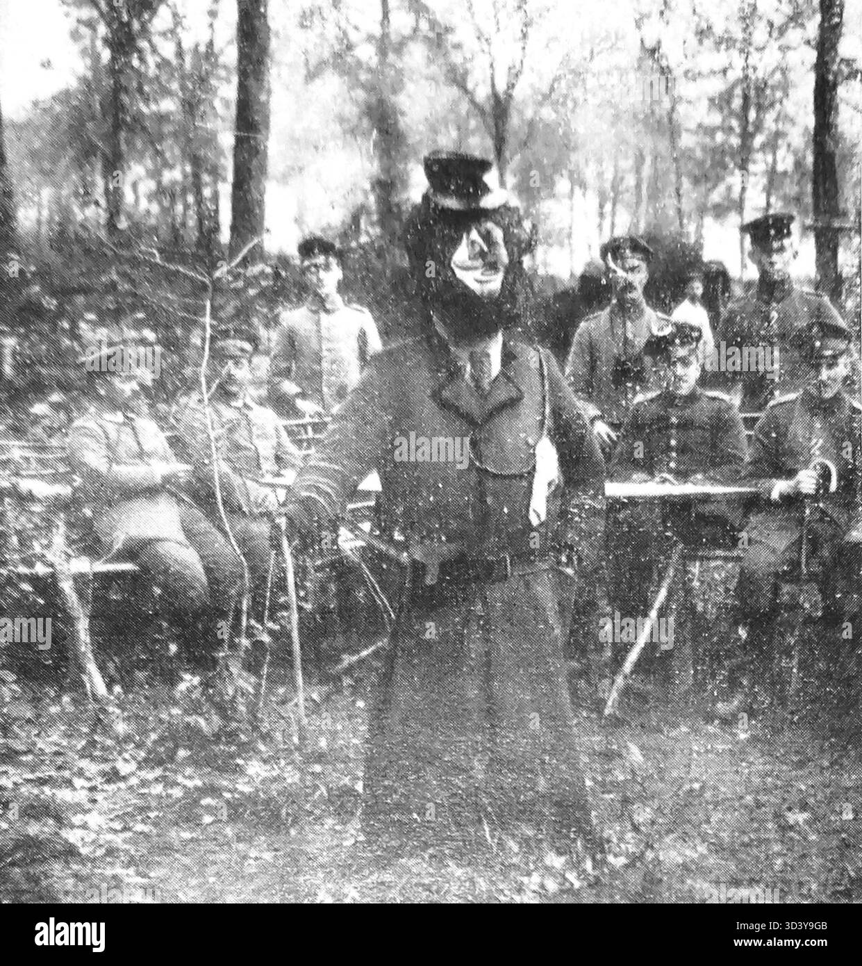 Nella storia PR29 Montfaucou Joffre, l'autore ha utilizzato foto e immagini pre-1916 per sostenere la narrazione, concentrandosi sugli eventi a Montfaucou e coinvolgendo Joffre, anche se l'autore non ha creato queste immagini. Foto Stock