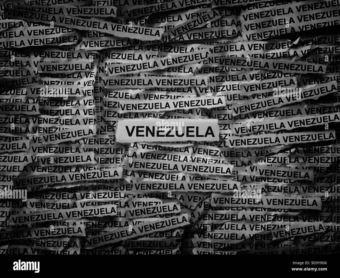 Strisce di giornali con le parole Venezuela scritte su di loro. Bianco e nero. Primo piano. Foto Stock