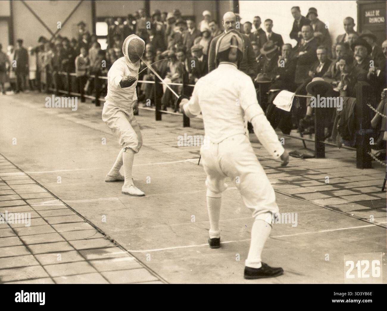 Una partita di scherma tra Tersztyánszky e Petschauer durante le Olimpiadi estive del 1928, che mostra una competizione ad alta posta nello sport della scherma. Foto Stock