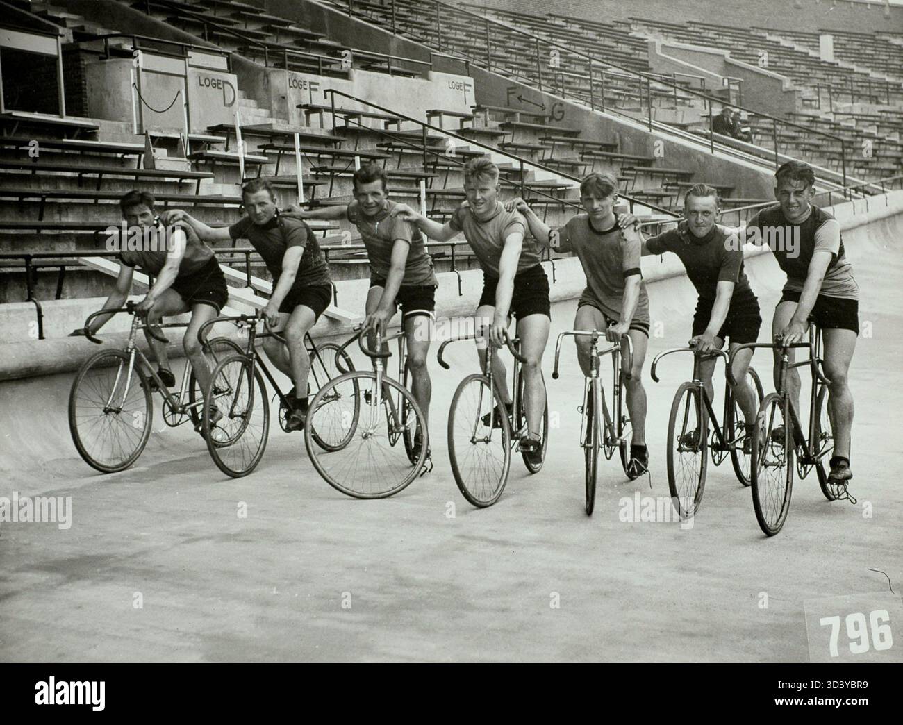 Ai Giochi olimpici di Amsterdam del 1928, un gruppo di ciclisti ha posato sulla pista olimpica. Questo è stato un evento chiave nella storia olimpica durante i Giochi di Amsterdam. Foto Stock