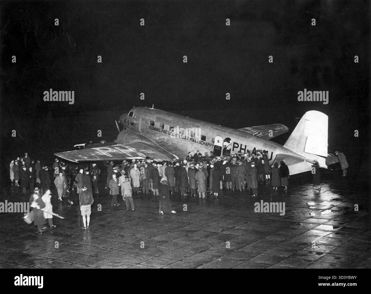 L'inizio del volo natalizio del Douglas Aircraft PH-AJ 'Uiver' da KLM all'aeroporto di Schiphol, Paesi Bassi, il 19 dicembre 1934. Il volo è parte di un momento chiave nella storia dell'aviazione per KLM. Foto Stock