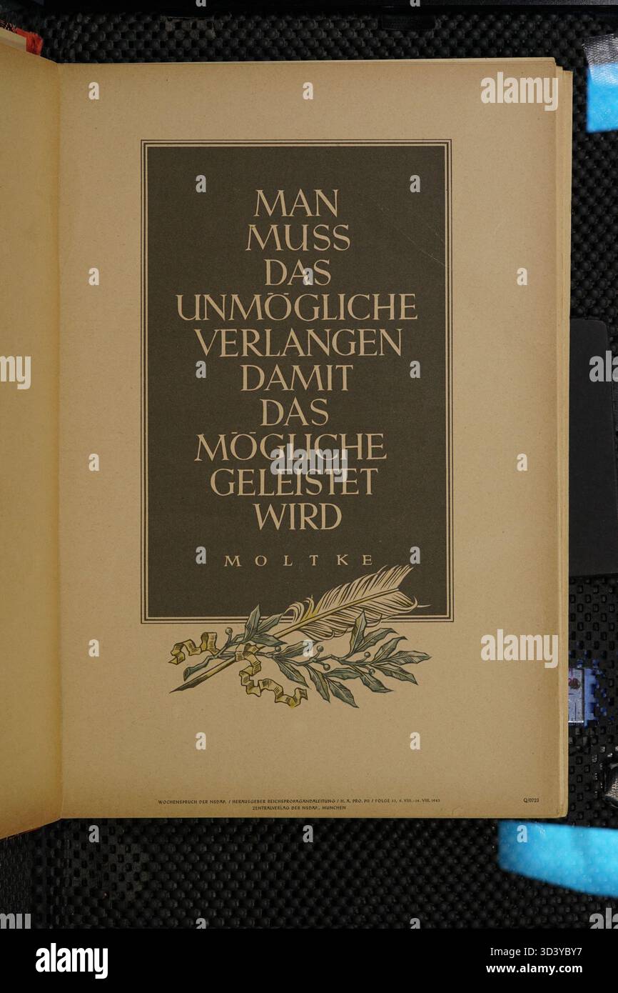Uno slogan settimanale del NSDAP pubblicato l'8 agosto 1943 dal Zentralverlag der NSDAP di Monaco, Germania. Questo pezzo riflette gli sforzi propagandistici per radunare i cittadini tedeschi a sostegno dell'agenda bellica nazista durante la seconda guerra mondiale. Foto Stock