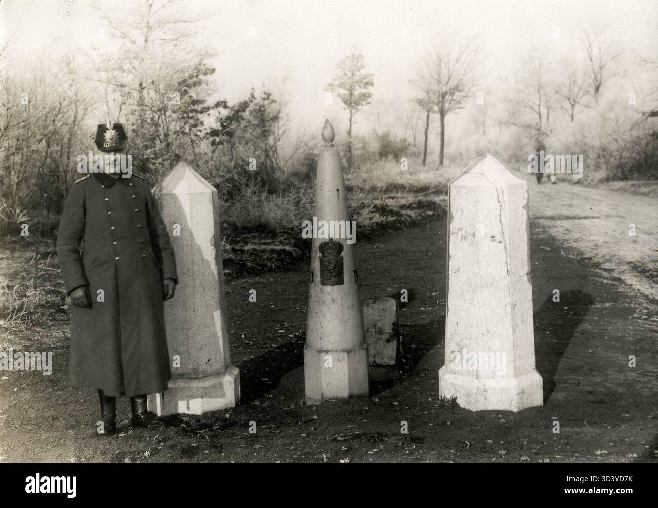 Un ufficiale tedesco, un poliziotto e una guardia di frontiera ai tripunti di Vaals. Sta supervisionando il controllo delle frontiere in un'azione contro il popolo rom. Paesi Bassi, 1928. Foto Stock