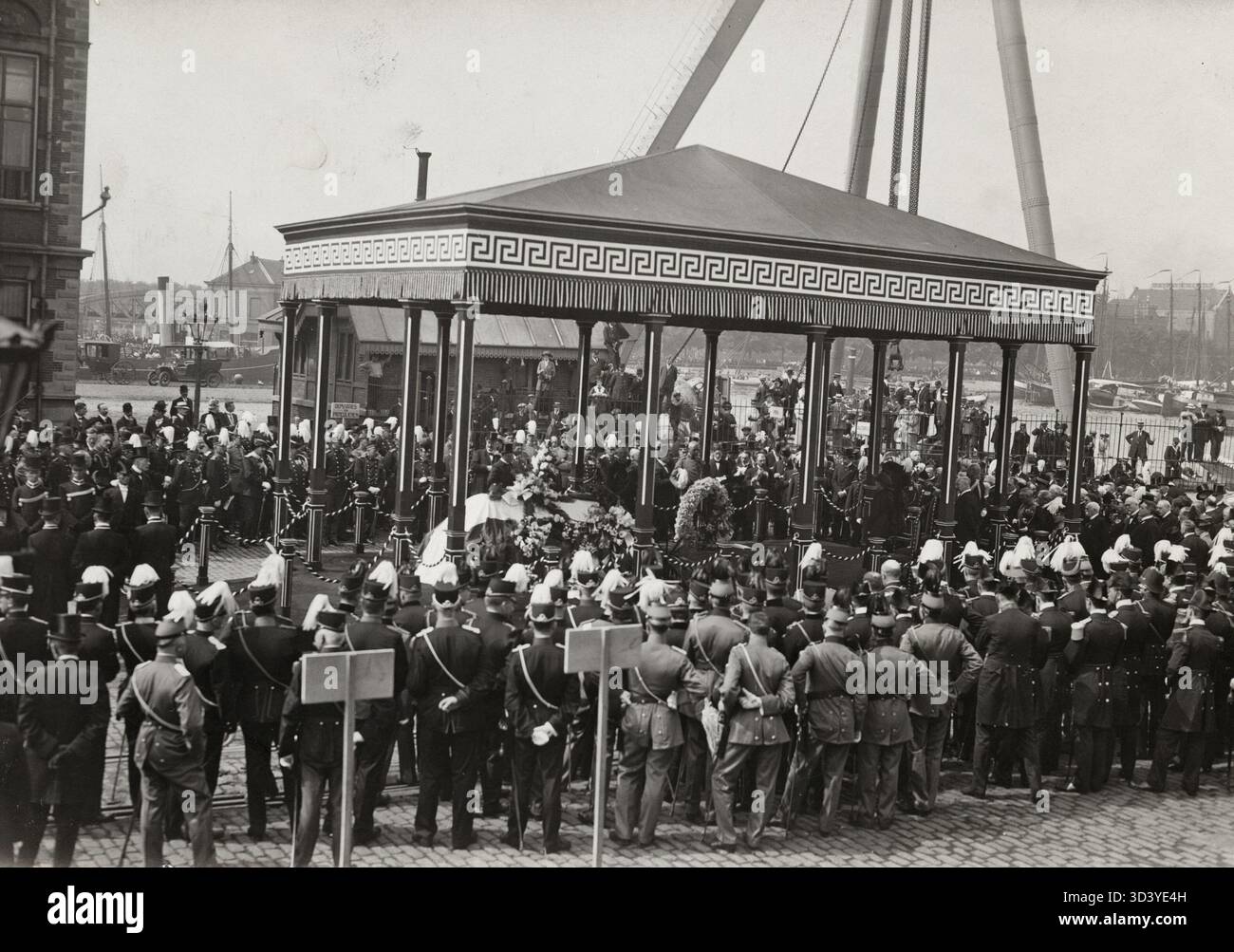Il maggiore Lodewijk Thomson, comandante militare e politico, è sepolto con onori militari nel 1914 dopo essere stato ucciso durante una missione di pace olandese a Durrës, in Albania. Il suo corpo viene trasportato a bordo dell'HR. Signorina Brabant ad Amsterdam. Foto Stock
