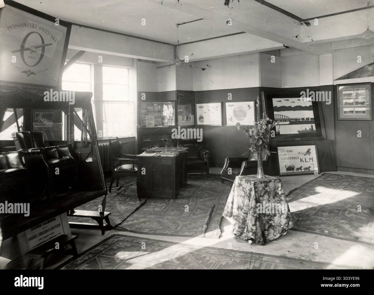 Un ingresso KLM alla fiera Jaarbeurs nel 1921, Paesi Bassi. Questa immagine fa parte di una serie che mostra la compagnia aerea all'evento, segnando un momento significativo nella promozione dell'aviazione olandese. Foto Stock