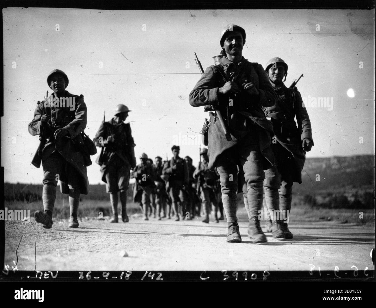 Foto delle manovre del Sud-Est del 1936 che mostrano la fanteria della marcia, un momento chiave nell'addestramento militare per il movimento e il coordinamento sul campo. Foto Stock
