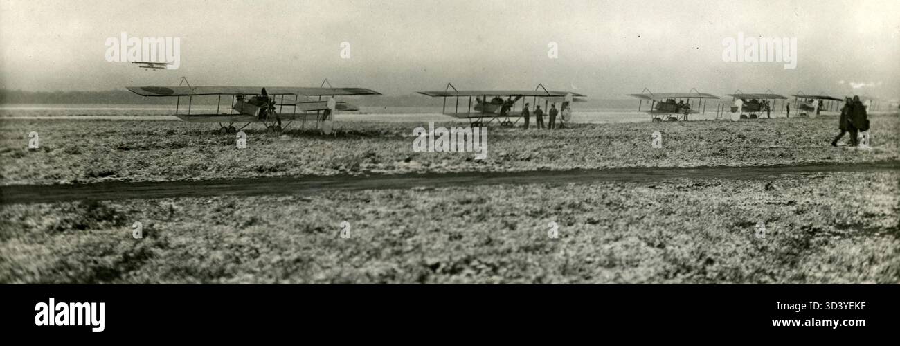Nel 1916, diversi biplani Farman francesi partirono dall'aeroporto di Soesterberg per un volo militare a turno come parte delle operazioni dell'aeronautica olandese. Foto Stock