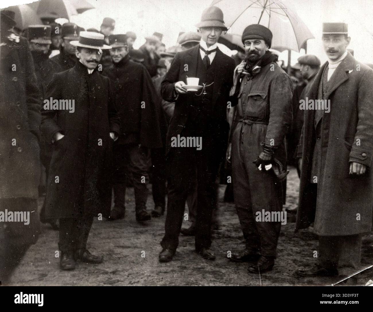 Nel 1911, l'aviatore Beaumont posa con diversi gentiluomini durante l'European Air Festival presso l'aeroporto Gilze-Rijen nei Paesi Bassi. Questa foto segna un primo momento nella storia dell'aviazione. Foto Stock