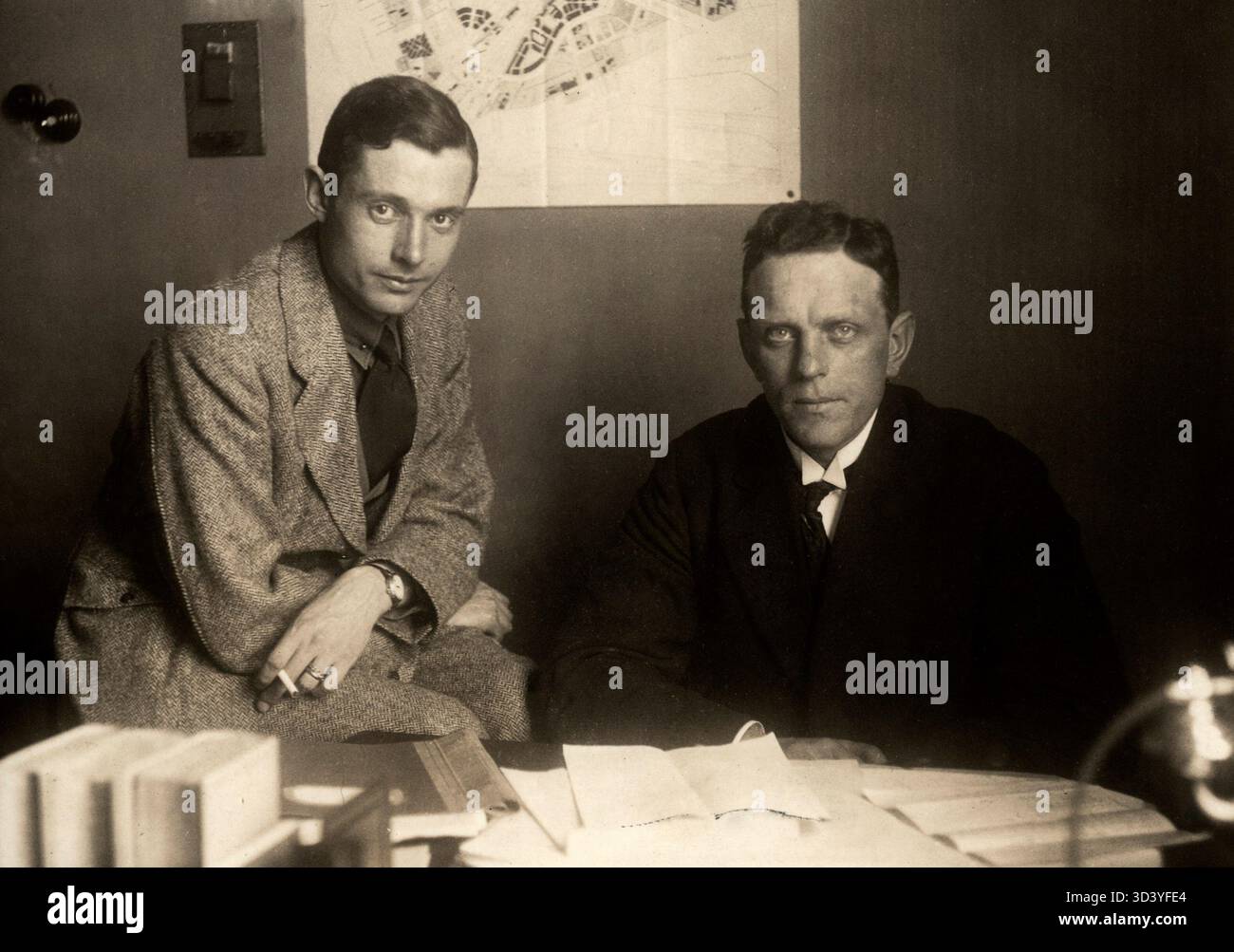 Questa fotografia del 1919 mostra il pioniere dell'aviazione olandese e co-fondatore della KLM, il tenente Albert Plesman (1889-1953) con il tenente Hofstede, entrambi coinvolti nell'organizzazione della fiera dell'aviazione ELTA nei Paesi Bassi. Foto Stock