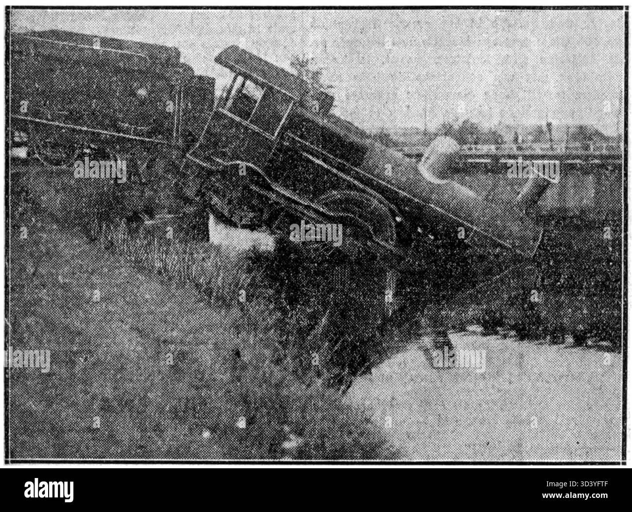 Una fotografia del 1929 che mostra la locomotiva del treno n.. 1909 che si è schiantato contro la Drentsche Hoofdvaart vicino a Meppel. Foto Stock