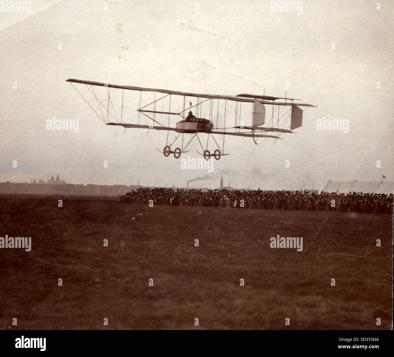Durante la settimana dell'aviazione 1911 ad Amsterdam, l'aviatore olandese Frits Koolhoven decolla per uno dei suoi brevi voli, segnando un momento importante nella storia dell'aviazione nei Paesi Bassi. Foto Stock
