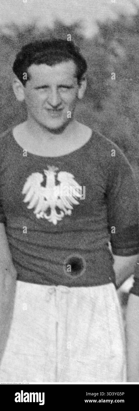 Karol Kossok è raffigurato indossare l'uniforme della nazionale polacca in una fotografia situazionale del periodo tra il 1928 e il 1939, durante la sua carriera come calciatore di primo piano. Foto Stock