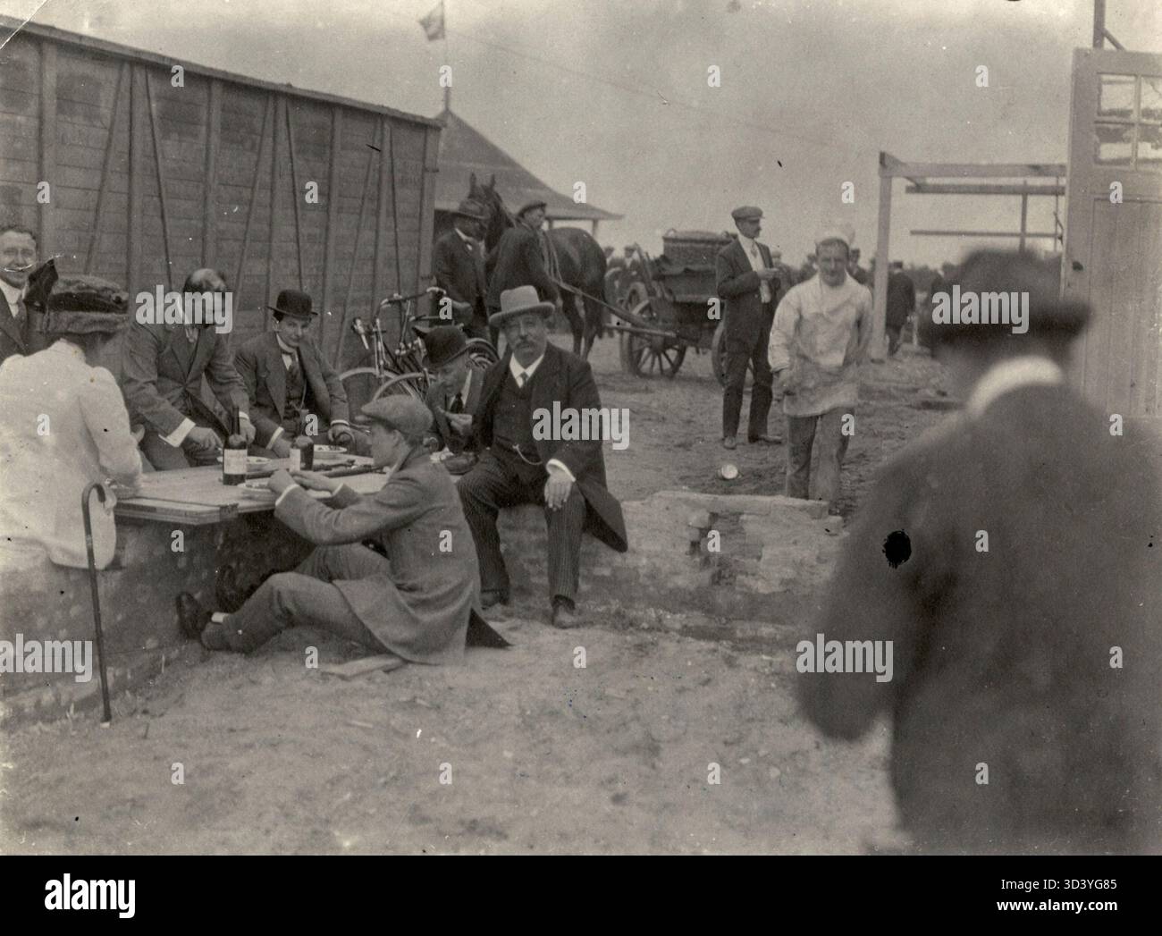 Questa fotografia del 1911 mostra le persone che partecipano a un evento di aviazione a Soesterberg, Paesi Bassi. La foto cattura un momento da una prima riunione dell'aviazione, riflettendo il crescente interesse per il volo durante l'inizio del XX secolo. Foto Stock