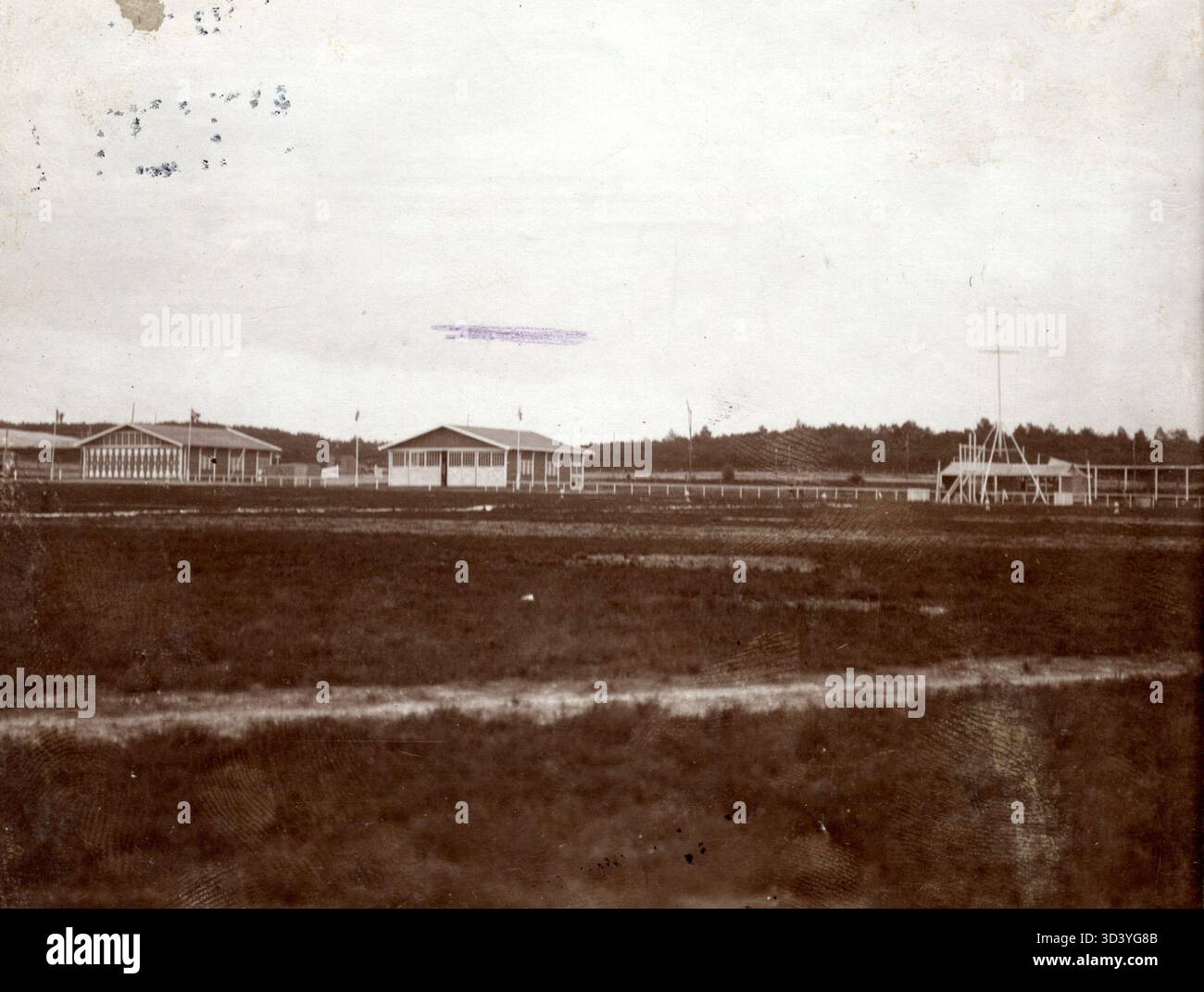 L'evento aeronautico del 1911 a Soesterberg, nei Paesi Bassi, viene catturato mostrando gli edifici dell'aeroporto, che è servito come scalo durante un volo di andata e ritorno europeo, illustrando la crescita dell'aviazione in tutta Europa. Foto Stock