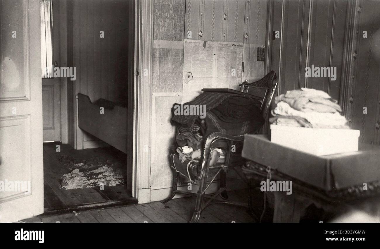 Questa foto del 1920 mostra una stanza ad Amsterdam dove i bambini venivano sistematicamente rinchiusi, evidenziando gli abusi e le negligenze che hanno subito. Lo sfondo presenta una camera da letto, dove i bambini erano confinati. Foto Stock