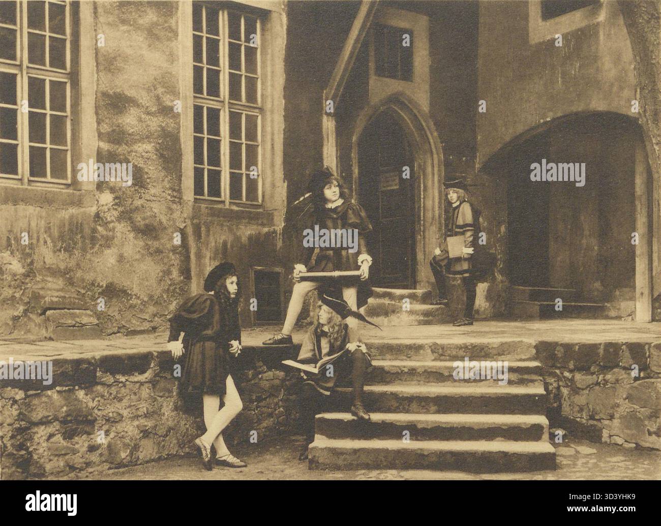 Questa immagine di circa 1910 mostra gli studenti (Afraner) vestiti con costumi scolastici del XVI secolo a Fürsten- und Landesschule St. Afra a Meißen. La fotografia riflette l'abbigliamento storico indossato dagli studiosi. Dimensioni: Sconosciute. Foto Stock