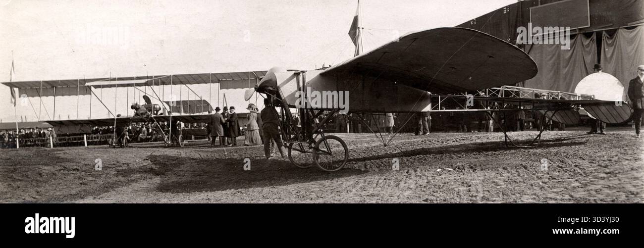In occasione della settimana dell'aviazione 1911 a Rotterdam, Paesi Bassi, due aerei sono stati portati a bocca aperta, segnando un momento chiave nella celebrazione della prima aviazione nei Paesi Bassi. Foto Stock
