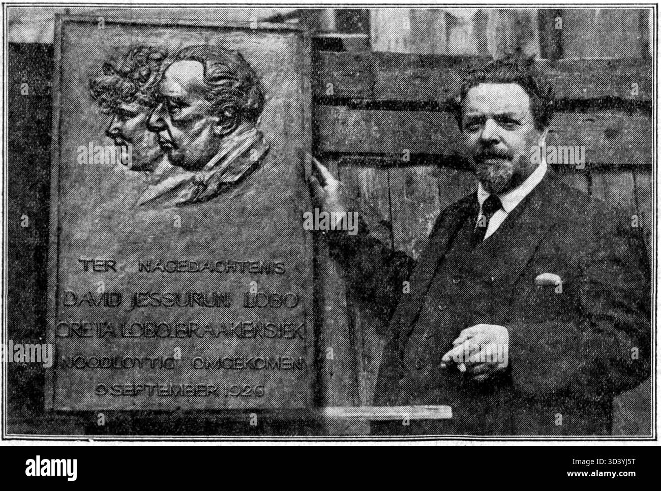 Marinus Vreugde in piedi accanto alla targa commemorativa del defunto David e Greta Lobo-Braakensiek, fotografato il 7 settembre 1927. Foto Stock