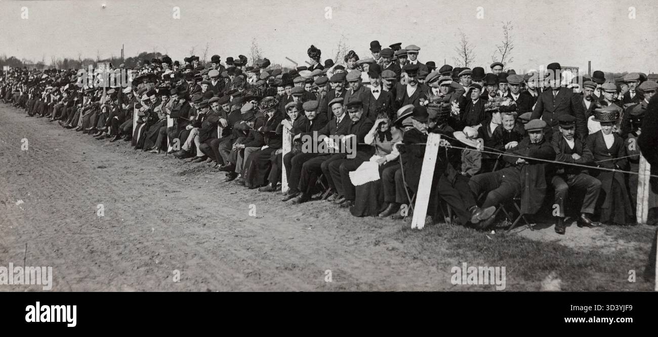 Nel 1911, gli spettatori si sono riuniti a Rotterdam per assistere all'evento della settimana dell'aviazione. Hanno aspettato l'aereo come parte di un momento significativo nella storia dell'aviazione. 1911, Rotterdam, Paesi Bassi. Foto Stock