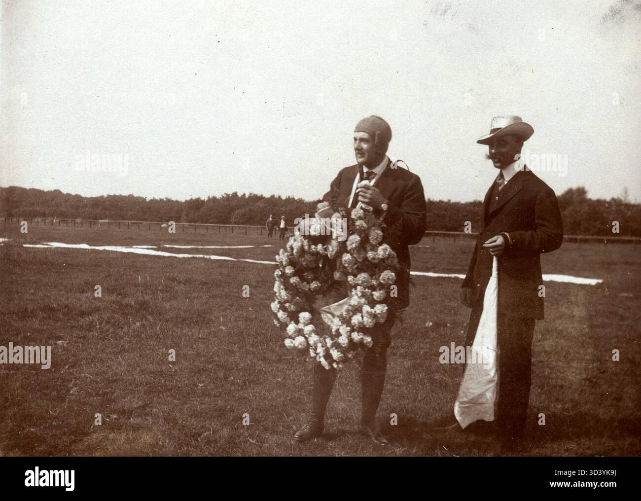 Nel 1913, l'aviatore olandese Leo van Steyn ricevette una corona da Jhr. V.d. Bergh della Dutch Aviation Association dopo aver completato un volo da Parigi a l'Aia, Paesi Bassi. L'evento si è svolto presso l'aeroporto di Duindigt a l'Aia. Foto Stock