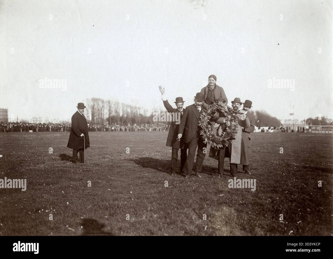 Nel 1911, il pilota Hanriot è stato onorato dopo un volo di successo durante la settimana di volo ad Amsterdam. Questa immagine cattura le celebrazioni della prima era dell'aviazione nei Paesi Bassi. Foto Stock
