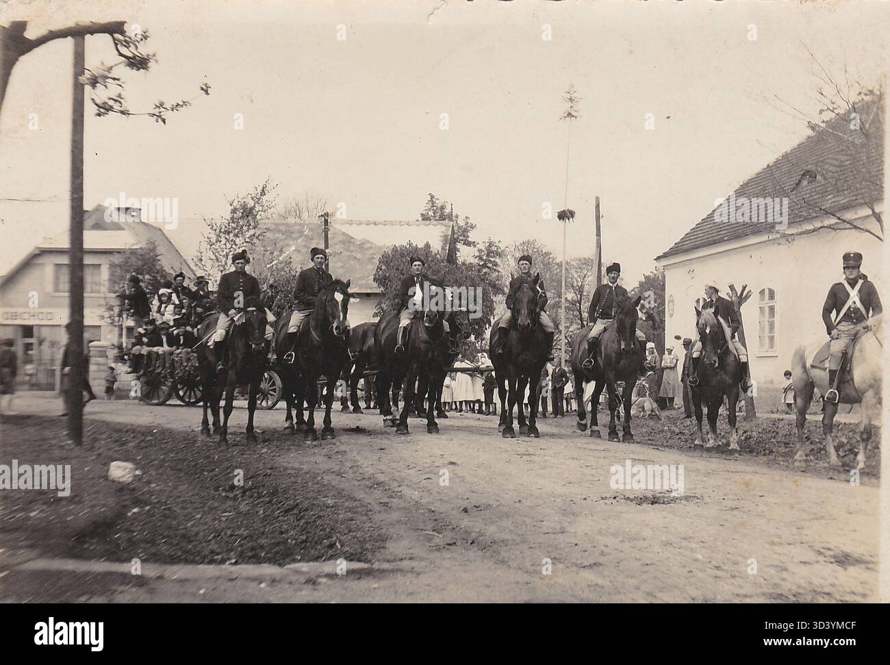 Un festival rurale a Násedlnice nel corso degli anni '1930, caratterizzato da una tradizionale celebrazione contadina ceca, possibilmente un giro a cavallo. La foto, scattata da un autore sconosciuto, proviene da un archivio di famiglia. Foto Stock