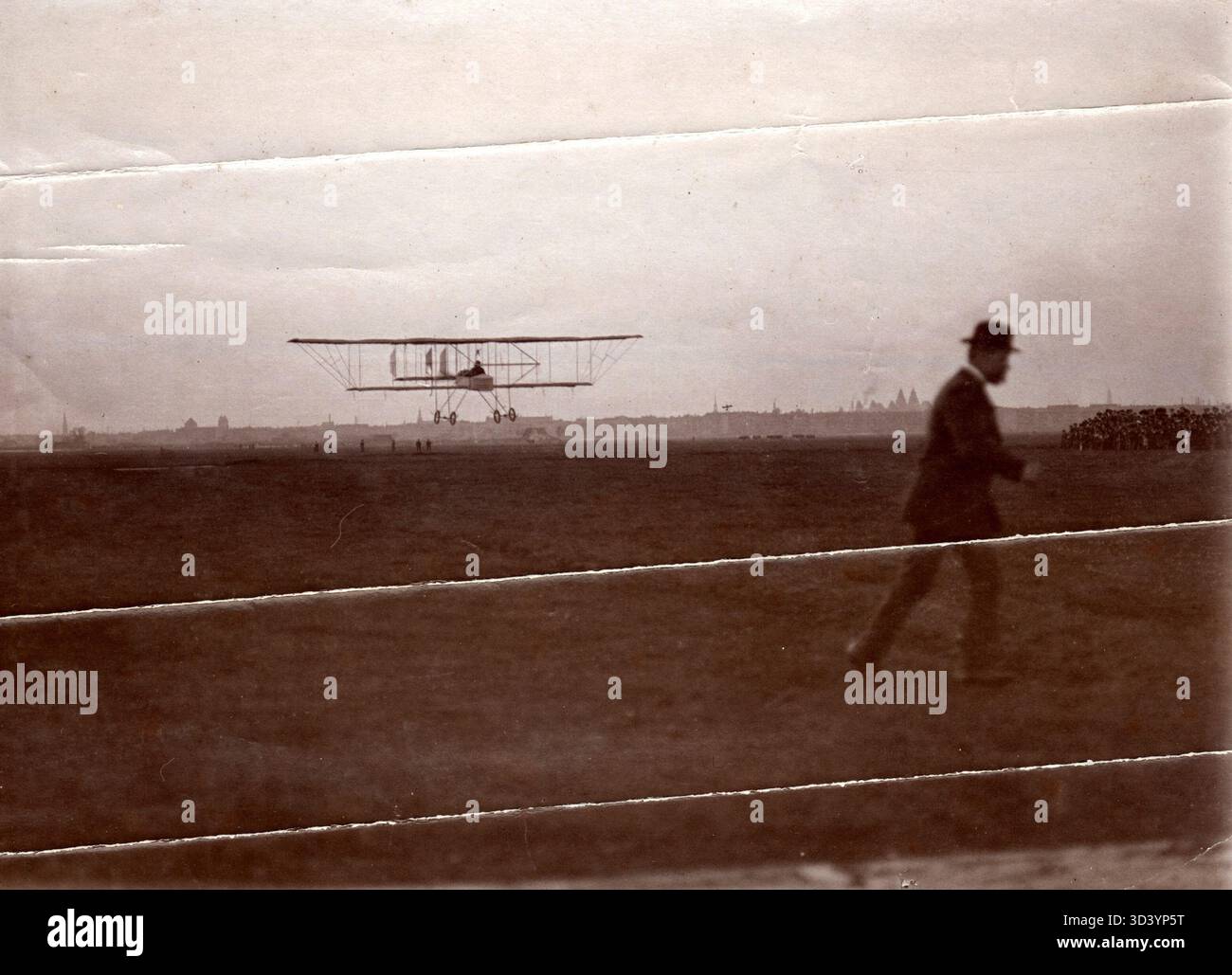 Durante la settimana dell'aviazione del 1911 ad Amsterdam, l'aviatore olandese Frits Koolhoven decollò per uno dei suoi brevi voli. L’evento ha messo in evidenza l’aviazione precoce nei Paesi Bassi e ha messo in mostra le capacità di Koolhoven. Foto Stock