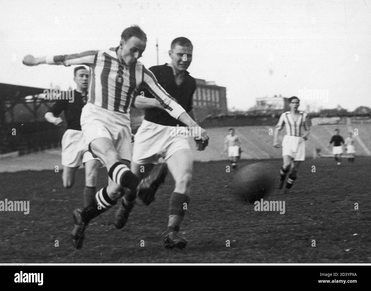 Un frammento di una partita di calcio nel 1938 tra Cracovia e Polonia Varsavia allo stadio Cracovia. L'immagine mostra Zdzislaw Skalski di Cracovia che supera il difensore del Polonia Varsavia Wilhelm Grolik e segna il primo gol per il Cracovia. Foto Stock
