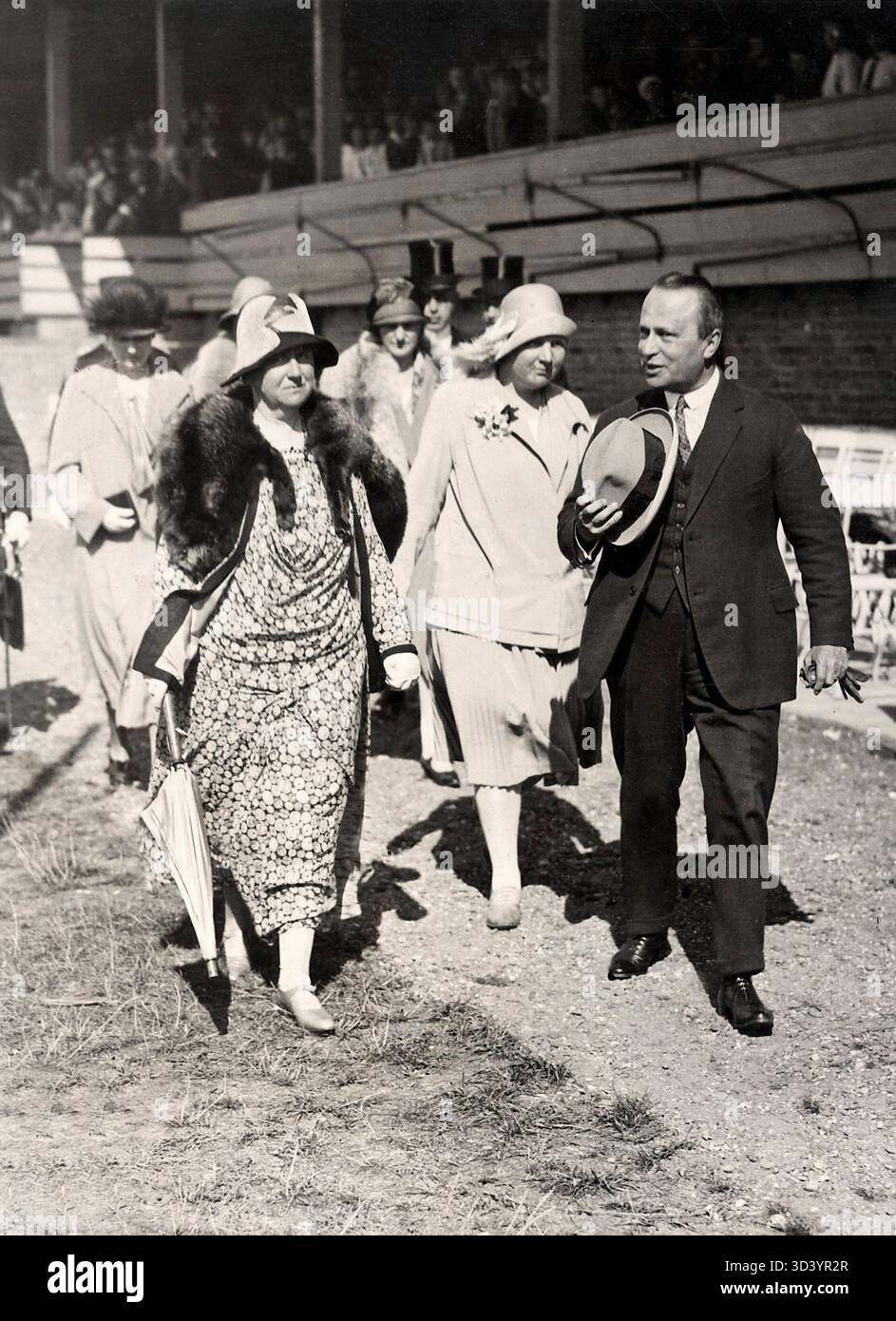 La regina Guglielmina e la principessa Giuliana visitano gli eventi equestri olimpici di Hilversum durante i Giochi Olimpici di Amsterdam del 1928. La loro presenza agli eventi equestri è catturata in questa foto. Foto Stock