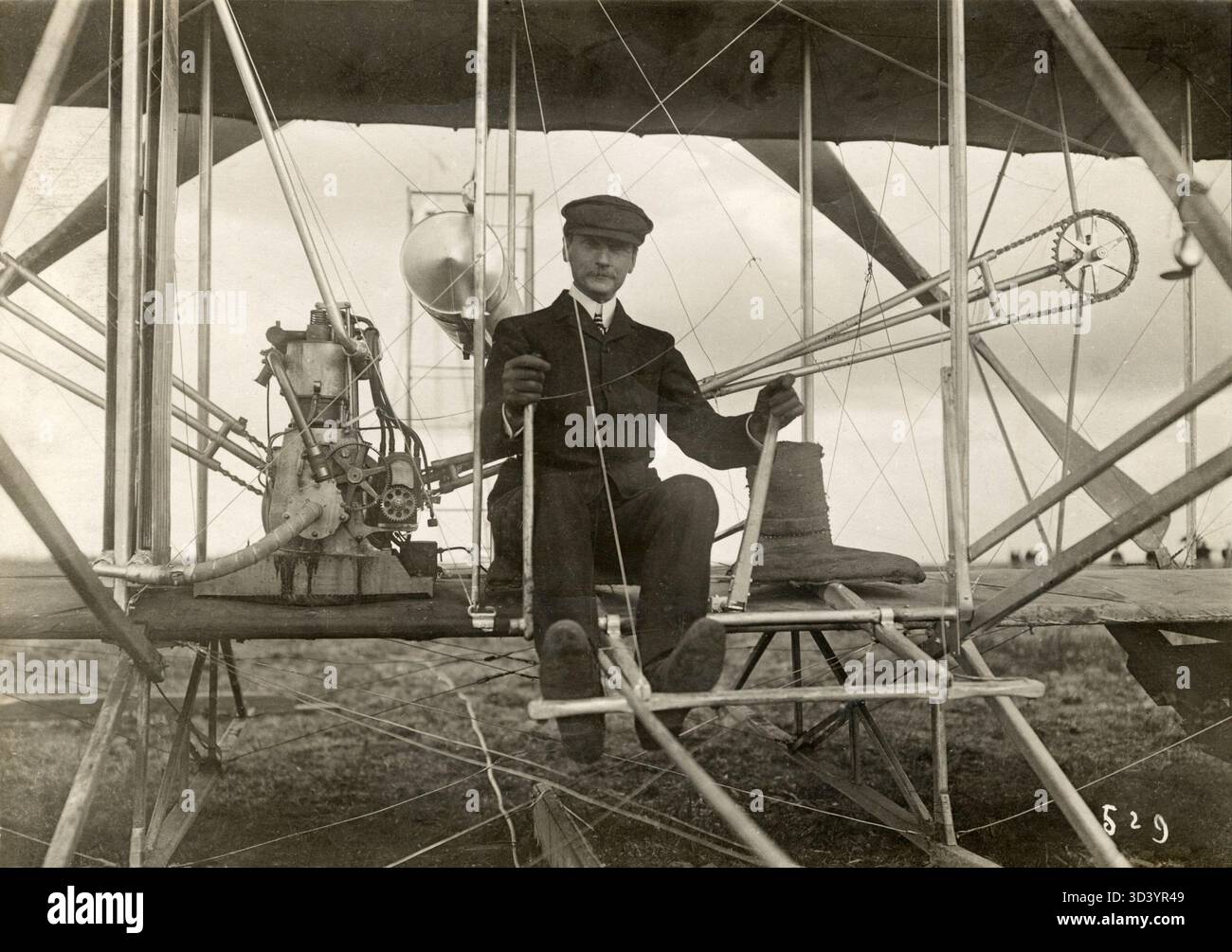 Charles de Lambert, la prima persona a volare sui Paesi Bassi nel 1909, è raffigurato in questa fotografia, che segna un momento storico nella storia dell'aviazione olandese. Foto Stock