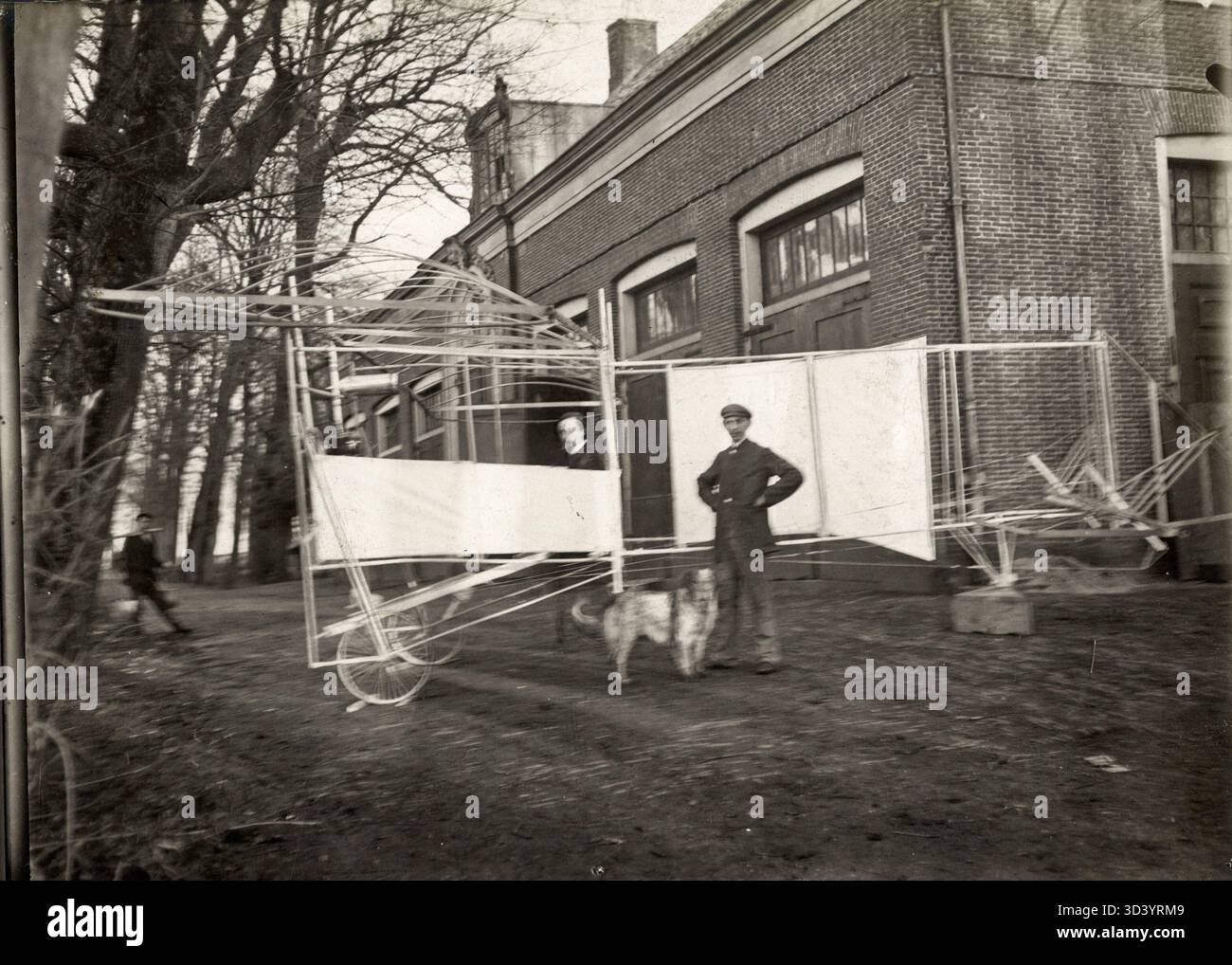 Il primo aereo olandese, progettato e costruito dall'architetto Hamers e dal meccanico P. de Roos, prese il volo nel 1910 a Oud-Rozenburg, Paesi Bassi, segnando un momento chiave nella storia dell'aviazione olandese. Foto Stock