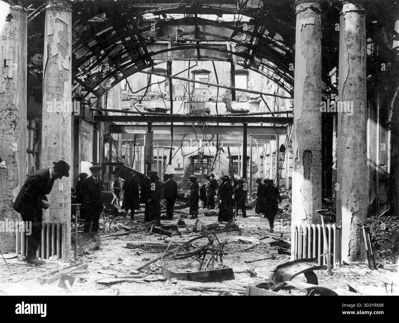 I resti di un ufficio postale bombardato dagli inglesi a Dublino, dove i combattenti per la libertà irlandesi si rifugiarono durante la rivolta di Pasqua irlandese (24-30 aprile 1916). Foto scattata nel maggio 1916. Foto Stock