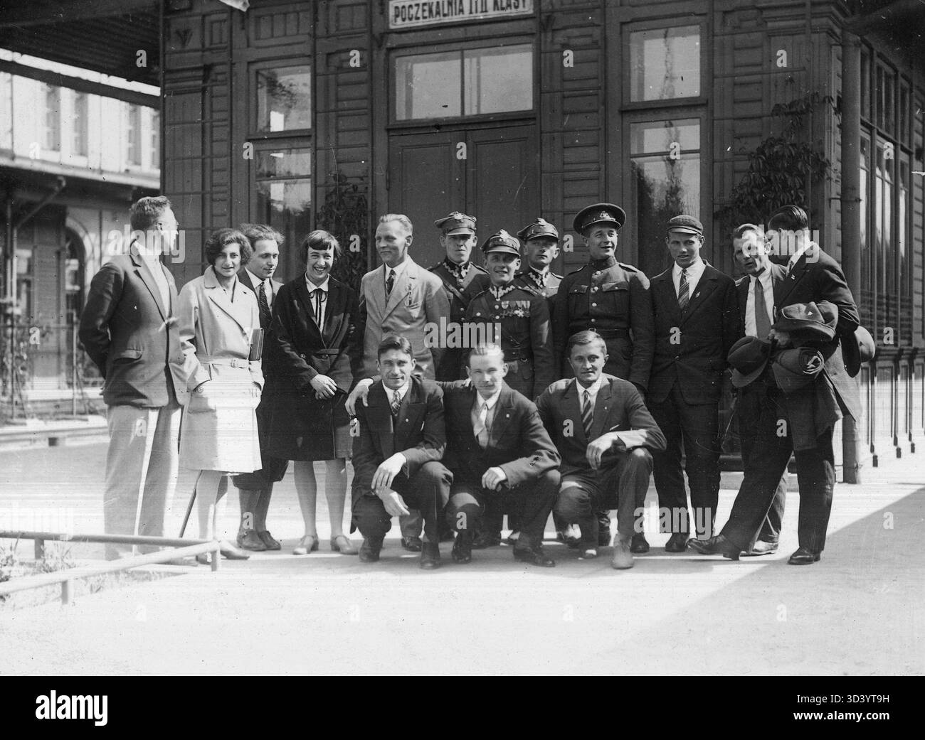 La International Athletic Competition si è svolta a Vilnius nel giugno 1929. Un evento di addio per la nazionale polacca alla stazione ferroviaria, con l'atleta Tadeusz Szumaski visibile (terzo da sinistra). Foto Stock