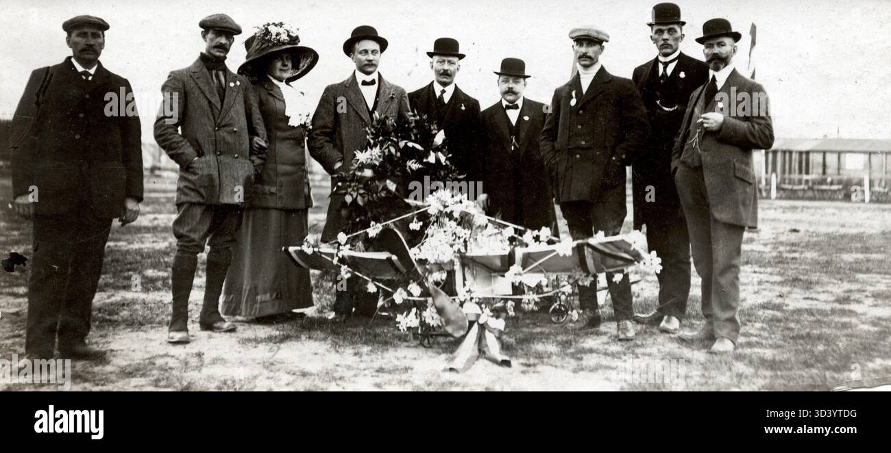 Questa immagine del 1911 mostra la settimana dell'aviazione di Rotterdam nei Paesi Bassi, con il comitato di volo e gli aviatori tra cui Fernand Verschaeve, sua moglie, Collee, J.C.H. van Duijl, D.A.M. Reese, J. van Bussel, Bordewijk e Joh. Zweinenberg. Foto Stock