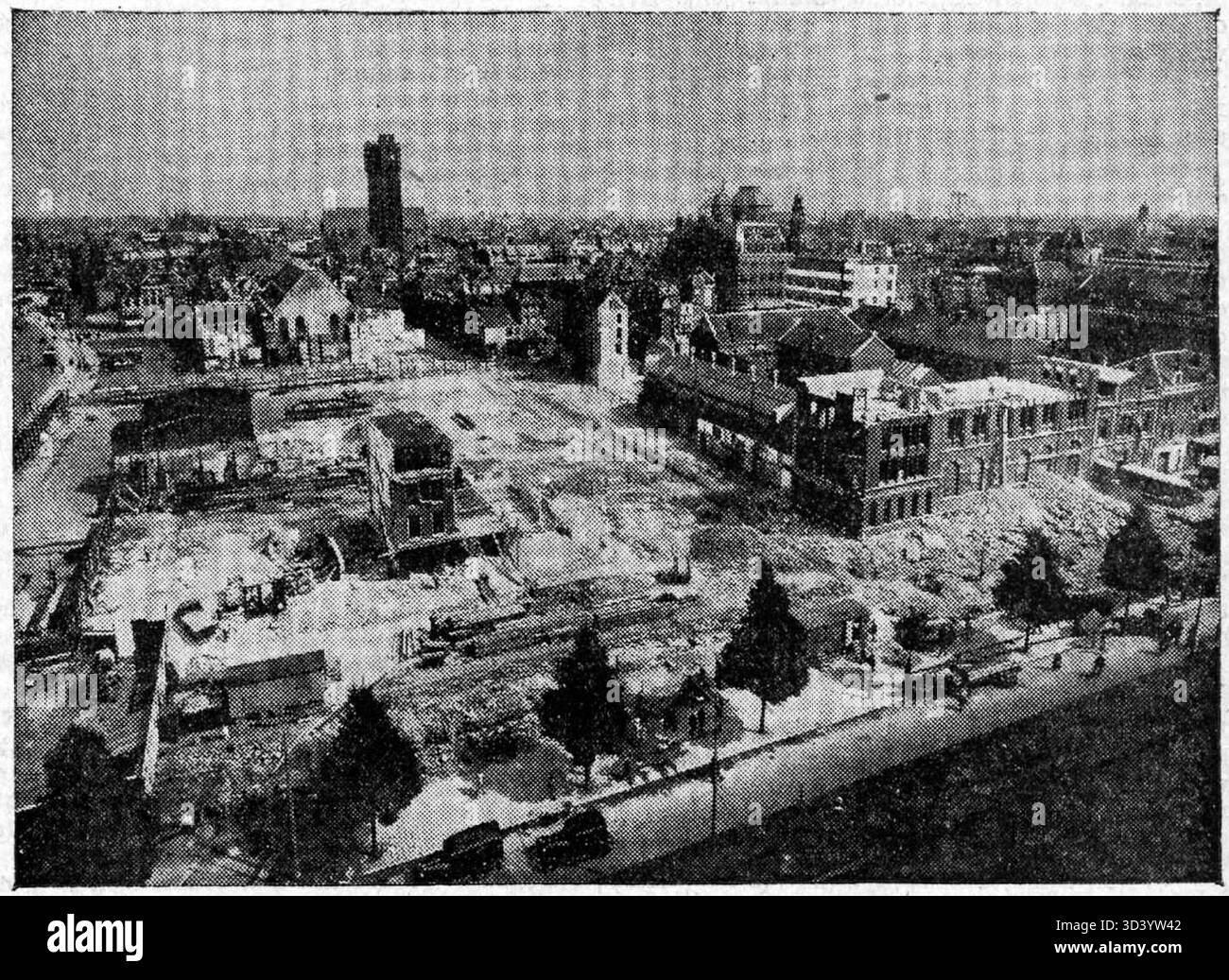 Una panoramica dei lavori di demolizione per la costruzione di un nuovo edificio di borsa a Rotterdam il 26 agosto 1935. La foto acquisisce la scala del progetto. Foto Stock