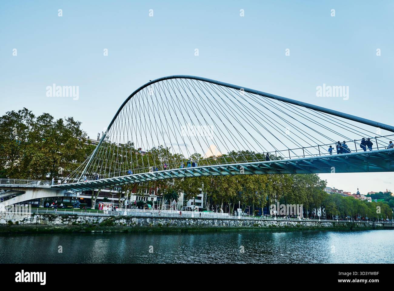 Zubizuri ha legato il ponte pedonale ad arco attraverso il fiume Nervion, Bilbao, Pais Vasco, Spagna, Europa Foto Stock