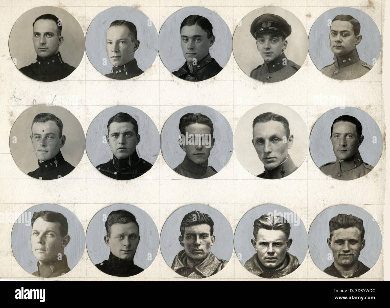 Questa foto del 1922 mostra i piloti militari dell'esercito olandese alla base aerea di Soesterberg. L'immagine mostra diversi ufficiali, tra cui il tenente Caland, il tenente Copes van Hasselt e altri, segnando un momento importante nella storia dell'aviazione militare olandese. Foto Stock