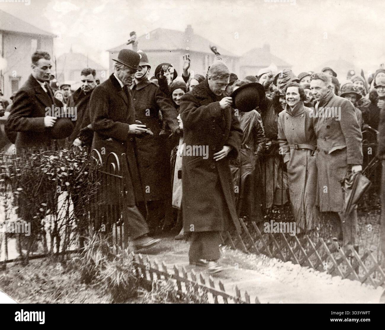 Dopo la partenza della lussuosa nave passeggeri "Queen Mary" da Clydebank, Glasgow, re Edoardo VIII visita sorprendentemente le aree della classe operaia della città. È accompagnato dal Lord Provost di Glasgow a casa di un lavoratore portuale. Foto Stock