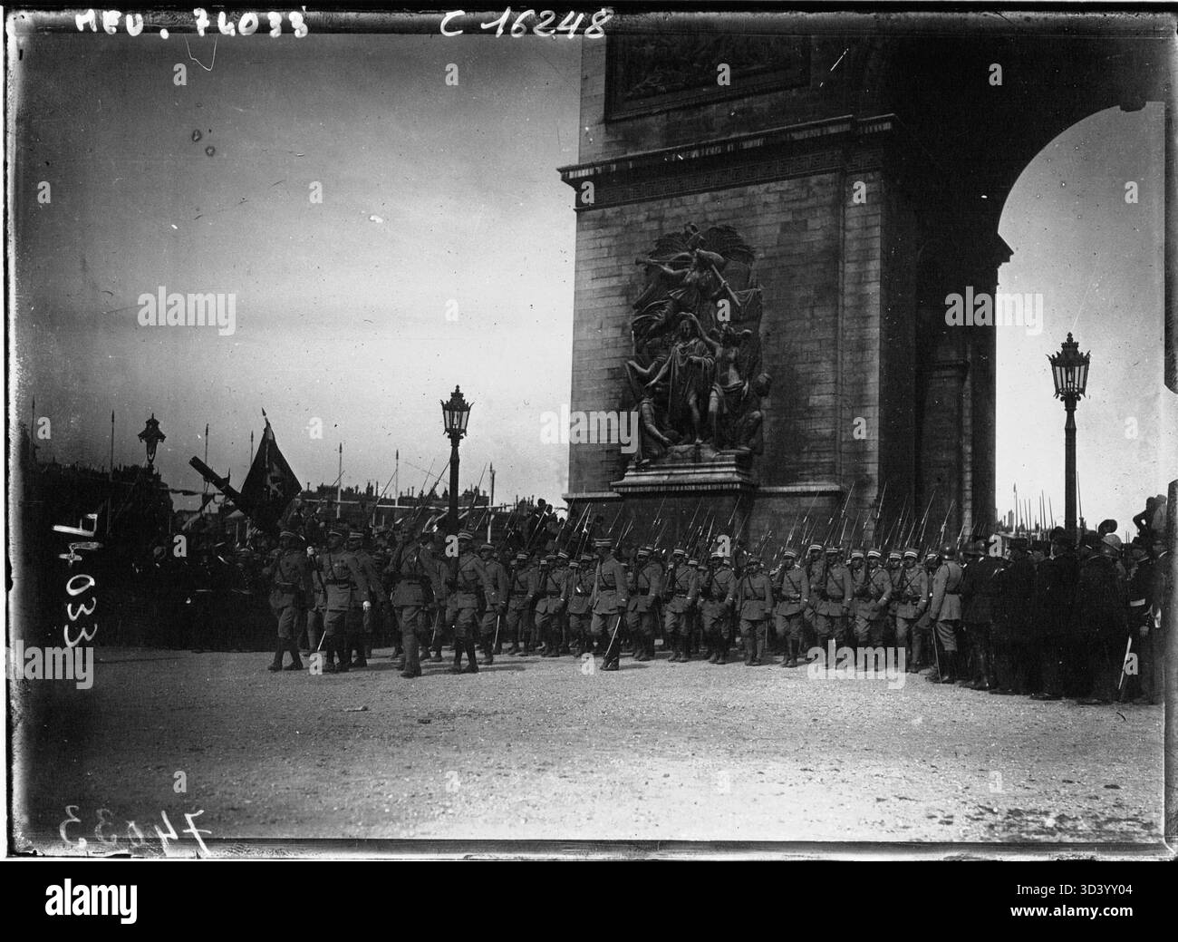 Il 14 luglio 1919, i soldati polacchi parteciparono alla celebrazione della Festa della Bastiglia all'Arco di Trionfo di Parigi, simboleggiando il loro contributo alla prima guerra mondiale e gli stretti legami tra Polonia e Francia. Foto Stock