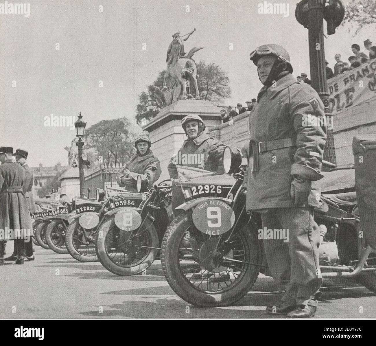 Questa fotografia, scattata il 30 aprile 1938, mostra il 1° team B.D.P. durante l'evento motociclistico militare Tour de France 1938. La squadra finì prima nella sua categoria. Da sinistra a destra: M. D. L. Lamorte, M. D. L. Duprat e tenente Boileau. Foto Stock