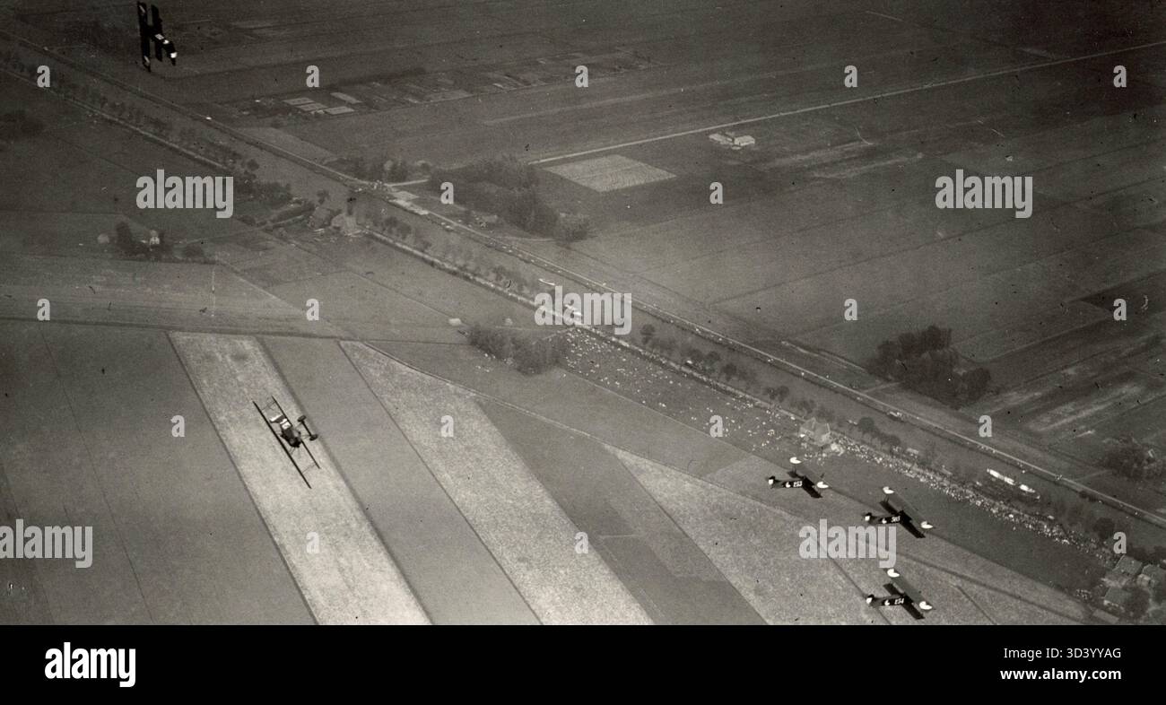 Questa foto della giornata nazionale dell'aviazione del 1923 a Schiphol, Paesi Bassi, mostra lo squadrone di Soesterberg, comandato dal tenente Versteegh, che esegue manovre acrobatiche. Il velivolo esegue un rollio prima di tornare in formazione. Foto Stock