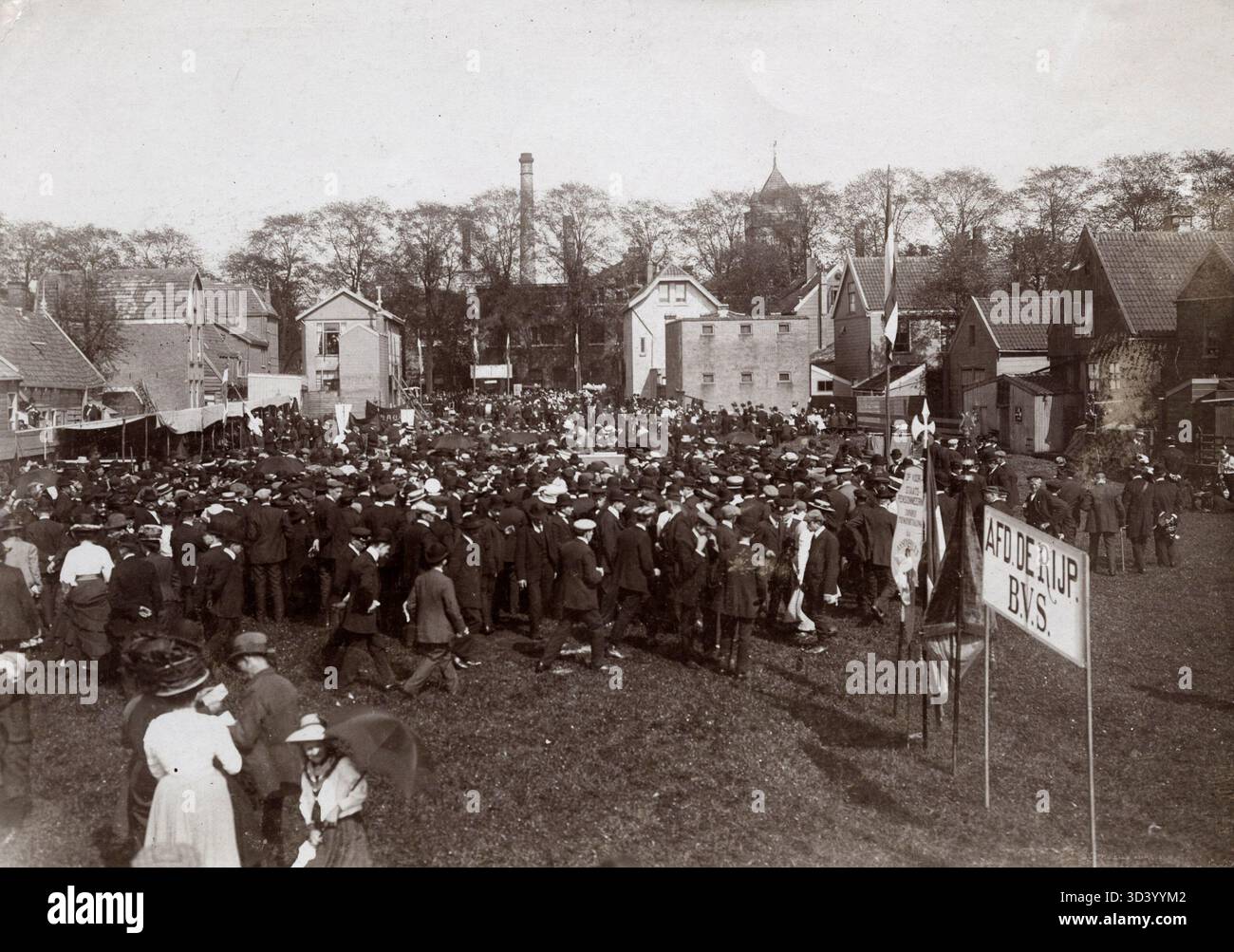 Nel 1910, un grande gruppo di persone si riunì in un campo erboso nei Paesi Bassi. Un cartello dice "AFD. De Rijp, B.V.S." e un banner mostra "State Pension". Questo raduno è stato organizzato dal Bond for State Pension. 1910, Paesi Bassi. Foto Stock