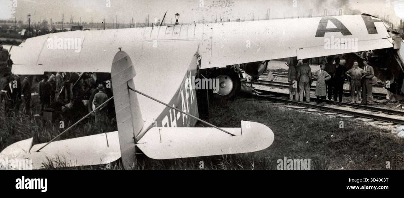 Nel 1931, un aereo KLM fece un atterraggio di emergenza a Waalhoven, Paesi Bassi. L'incidente mostra le sfide affrontate dall'aviazione precoce in condizioni avverse. Foto Stock